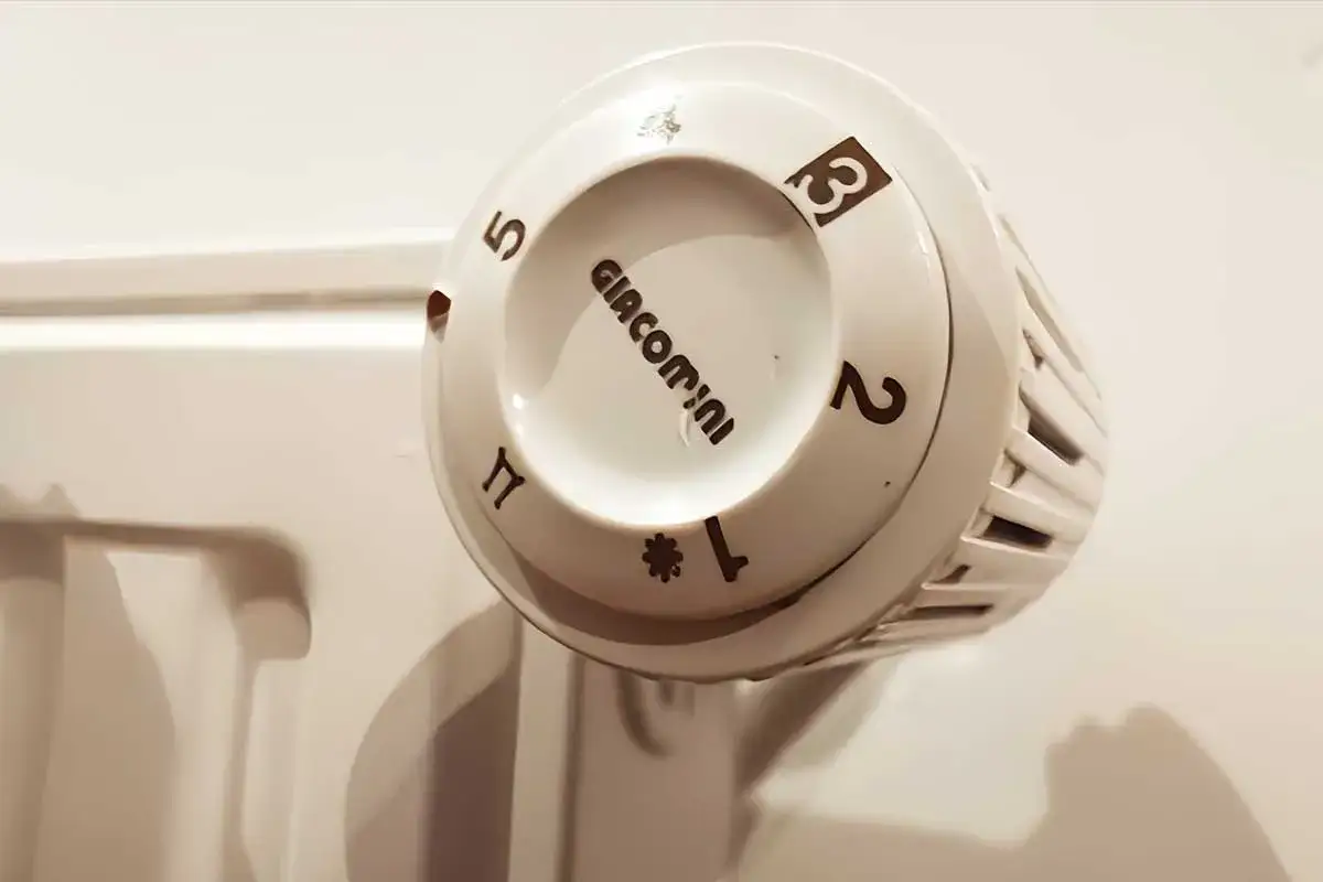 Le thermostat Giacomini affiche le chiffre 2. Que veut dire la lune sur un thermostat ? Ici, c'est un flocon de neige, indiquant le mode hors gel.