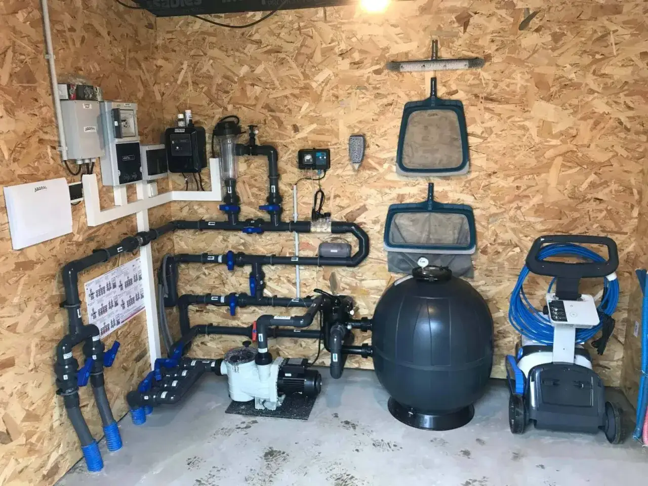 Système de filtration pour piscine enterrée. Avis sur cette technique locale : pompe, filtre, tuyauterie et accessoires de nettoyage.