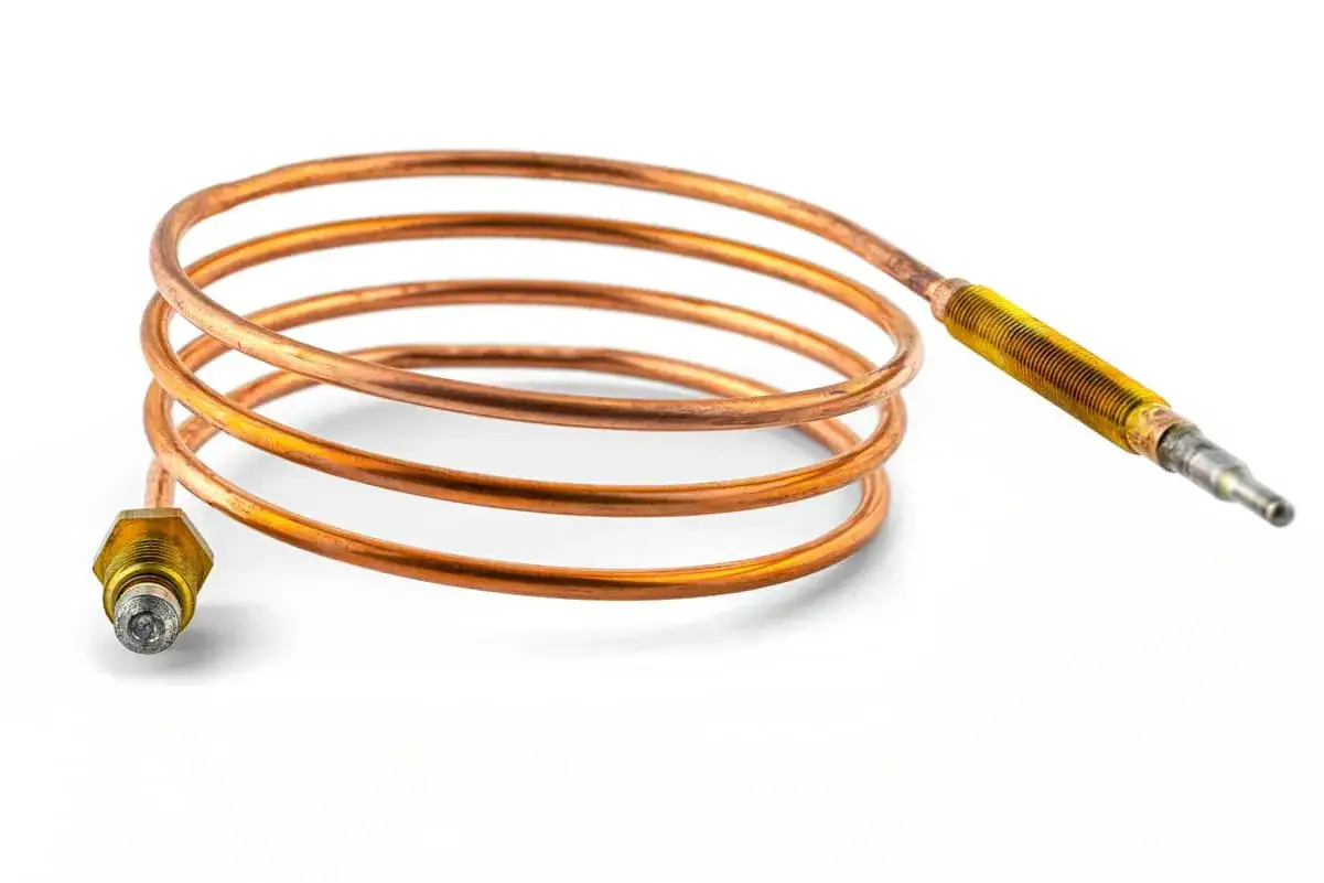 Thermostat de gaz en cuivre enroulé, ressemblant à un doigt de gant, avec une extrémité filetée et une sonde jaune.