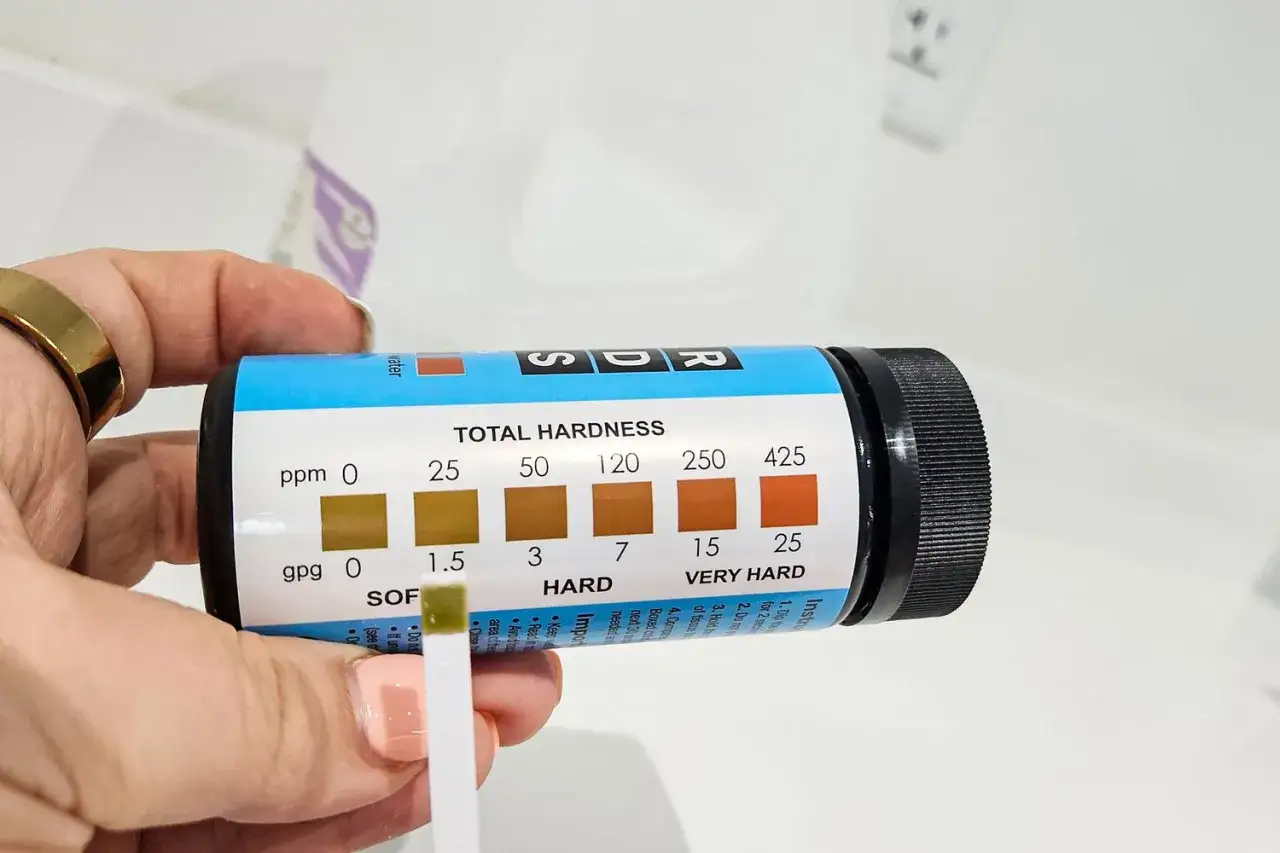 Bandelette réactive pour le calcul de la dureté de l'eau. La couleur verte indique une eau douce.