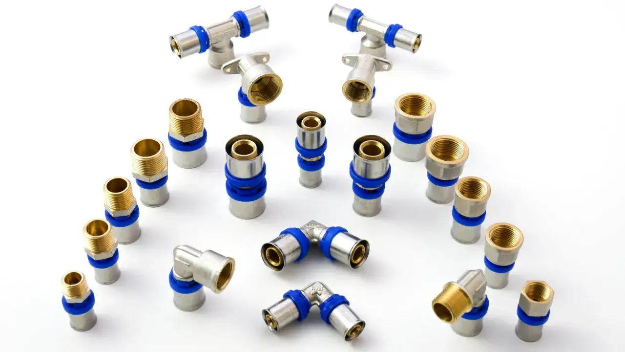 Ensemble de raccords de plomberie en laiton et métal, avec des joints toriques EPDM bleus pour assurer l'étanchéité.
