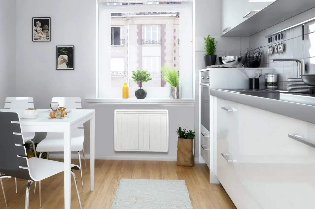 Chauffage cuisine moderne et discret, avec une table et des chaises pour les repas.