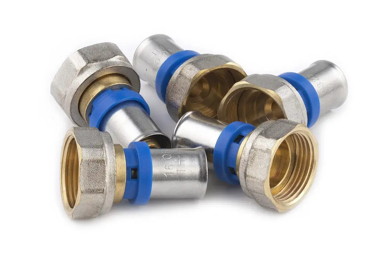 Ensemble de raccords de plomberie, incluant des douilles à sertir en métal avec des anneaux bleus, prêts pour une installation fiable.