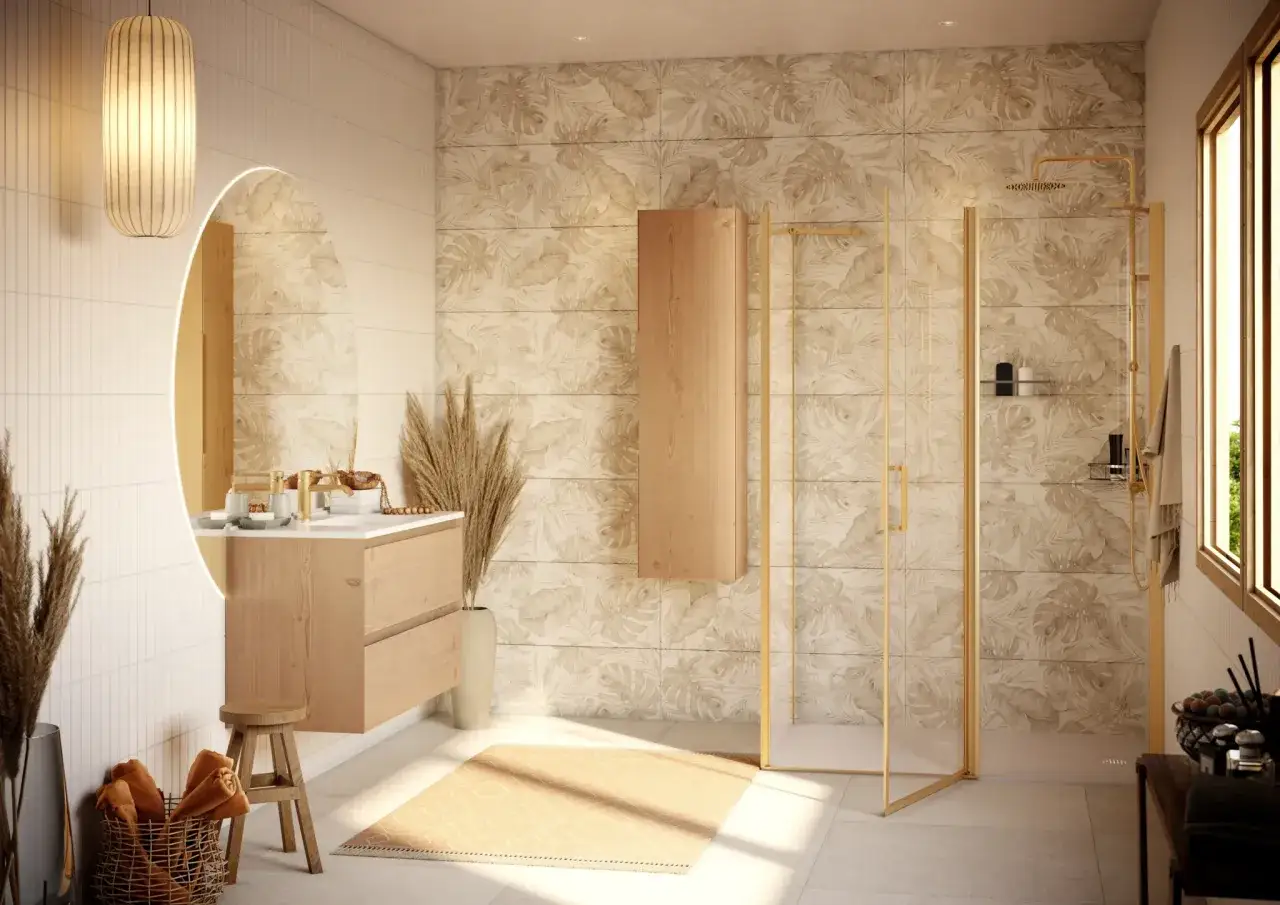 Un relooking salle de bain réussi avec des tons boisés et une douche dorée. Ambiance tropicale et zen.