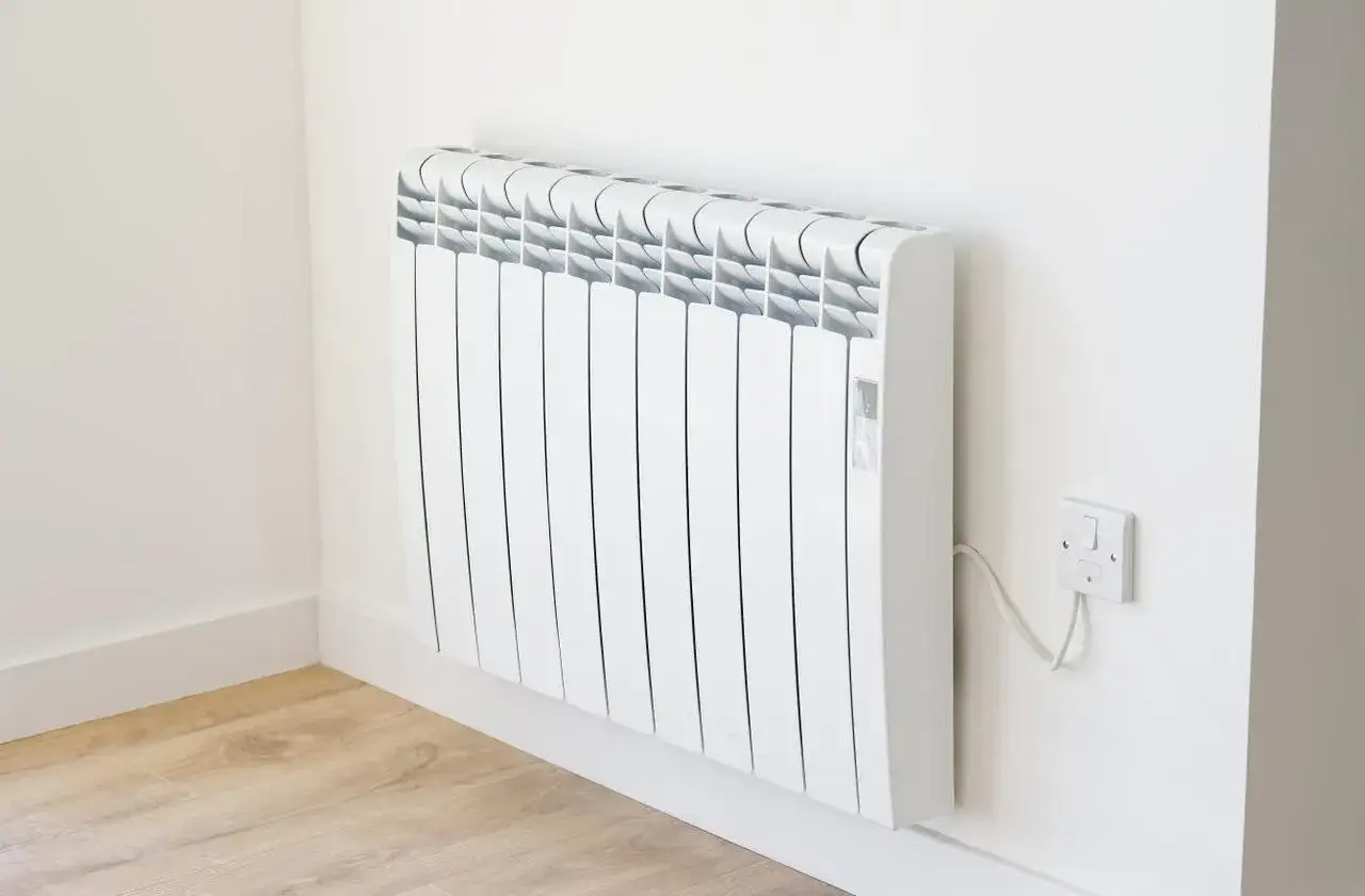 Panneau rayonnant blanc, moderne, prêt à chauffer la pièce. Son design discret suggère une faible consommation d'énergie.