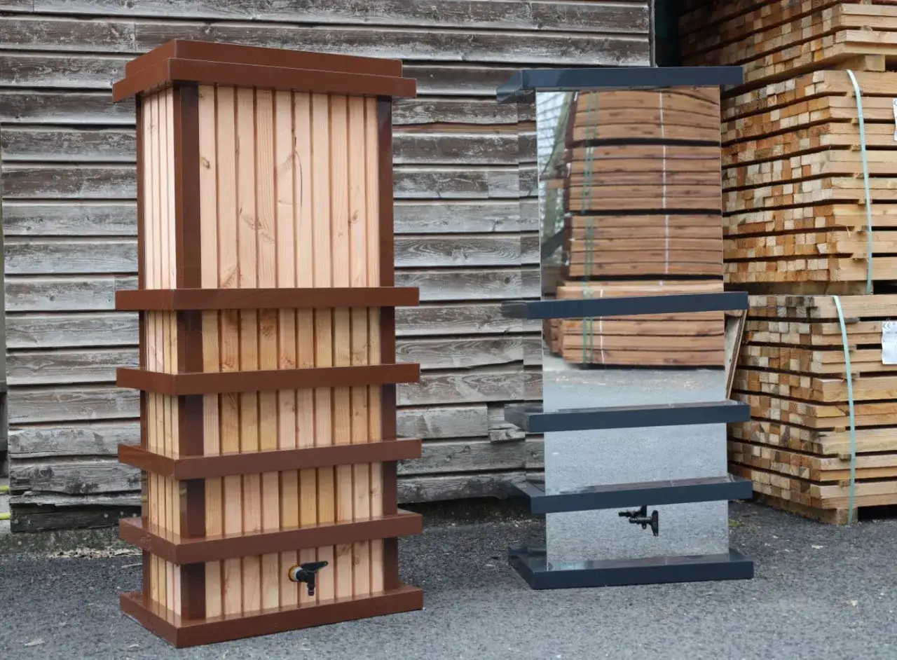 Un récupérateur d'eau de pluie en bois, élégant et pratique, prêt à être installé.