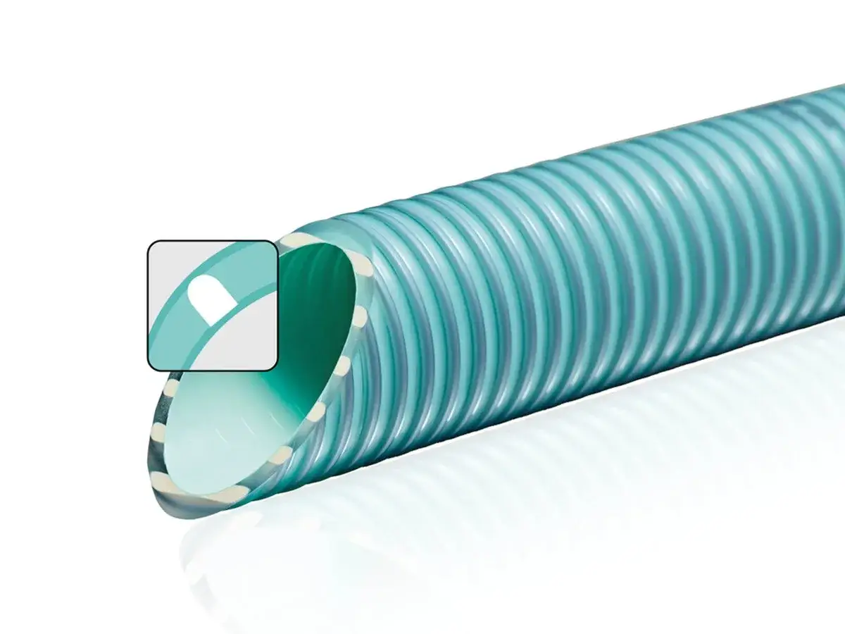 Gros plan sur un tube plastique souple bleu turquoise, côtelé et translucide, montrant sa flexibilité et sa structure interne.