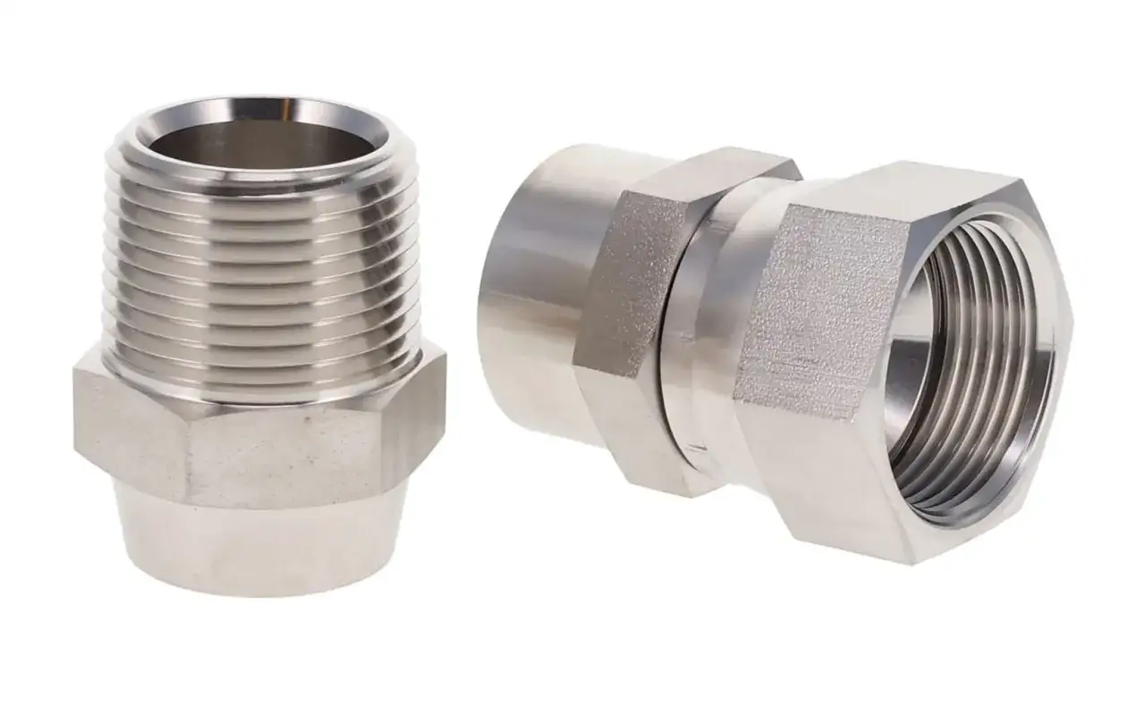 Deux raccords filetés en inox, dont un manchon inox à souder, prêts pour une connexion fiable.