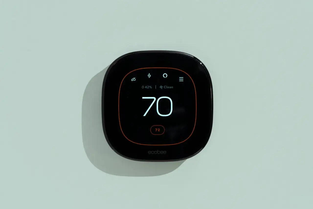 Thermostat Ecobee affichant 70 degrés. Il est temps de savoir quand éteindre le chauffage pour économiser.