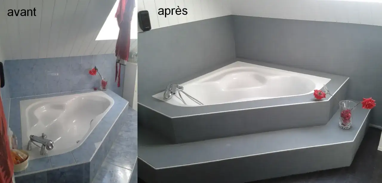 Avant/après d'une rénovation baignoire : passage de carrelage bleu à un revêtement gris moderne, transformant l'espace.