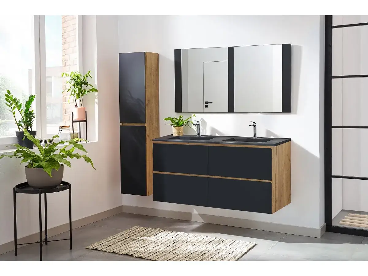 Élégante salle de bain moderne avec double vasque, meuble suspendu en bois et noir, et une grande armoire murale. Des plantes apportent une touche de verdure.