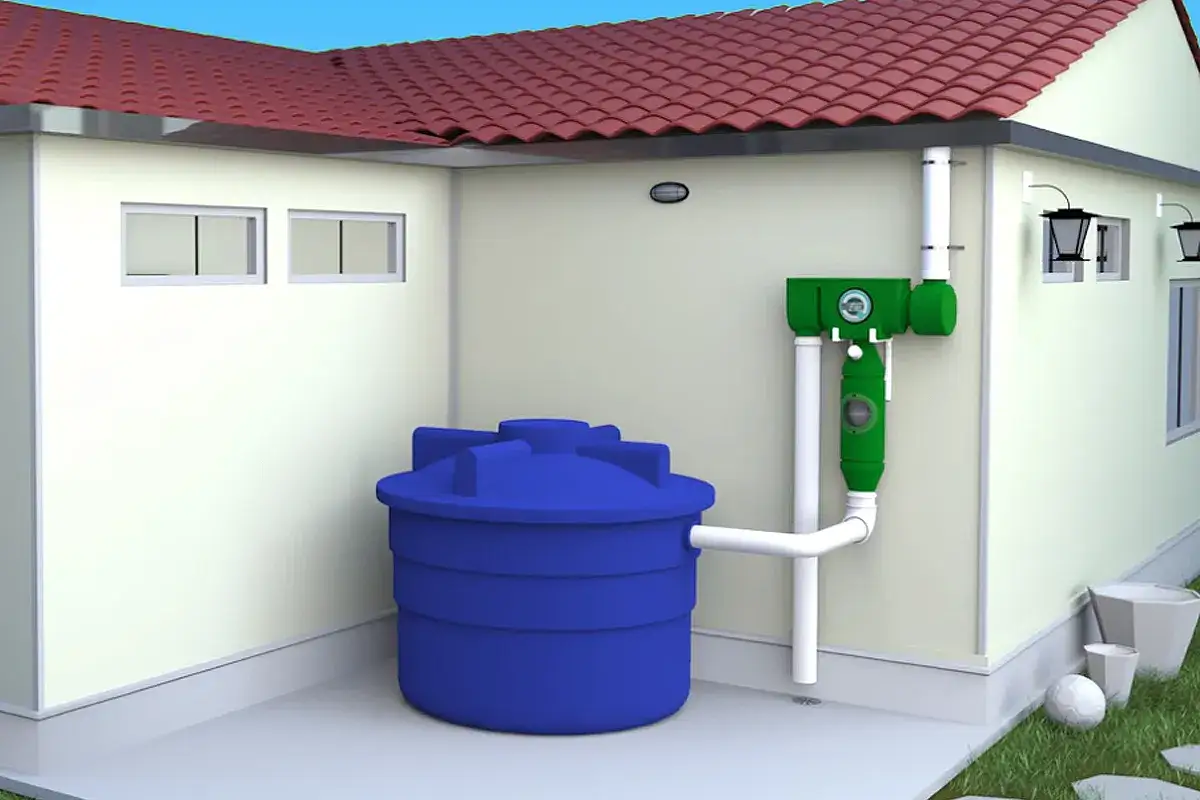Système de récupération d'eau de pluie potable avec une cuve bleue et un filtre vert raccordé à la gouttière.