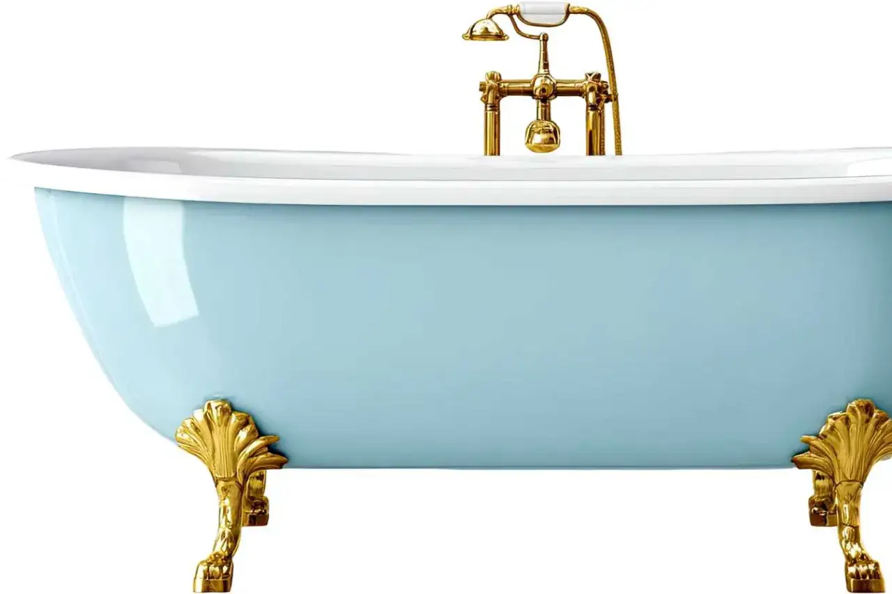 Baignoire bleu pastel sur pieds dorés sculptés, robinetterie dorée. Une pose baignoire élégante et luxueuse.