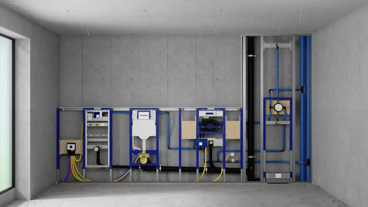 Système de bâti-support pour installer un wc suspendu. Tuyauterie bleue et jaune, réservoir Geberit, structure métallique.