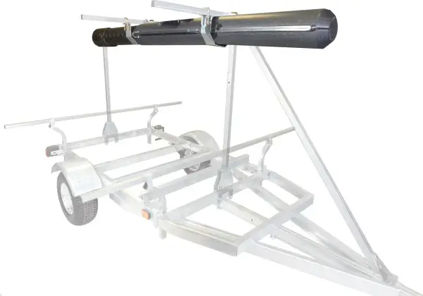 Un tube noir, une canne de soutirage, est fixé sur un support de remorque.