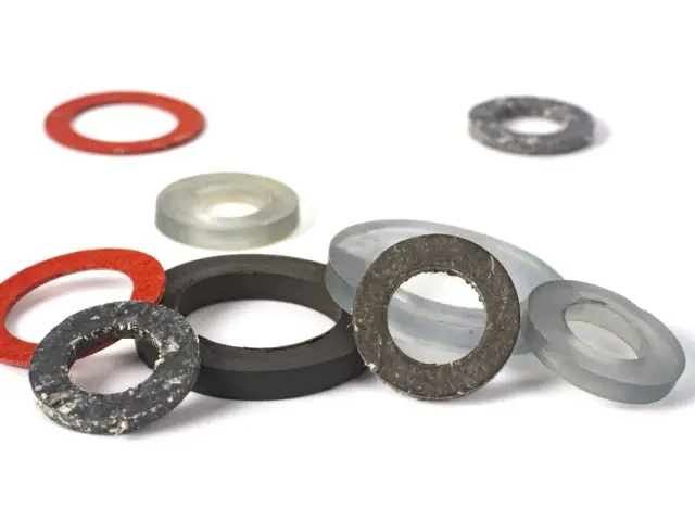 Ensemble de joints circulaires plats de différentes tailles et matériaux, certains rouges, noirs, gris et transparents.